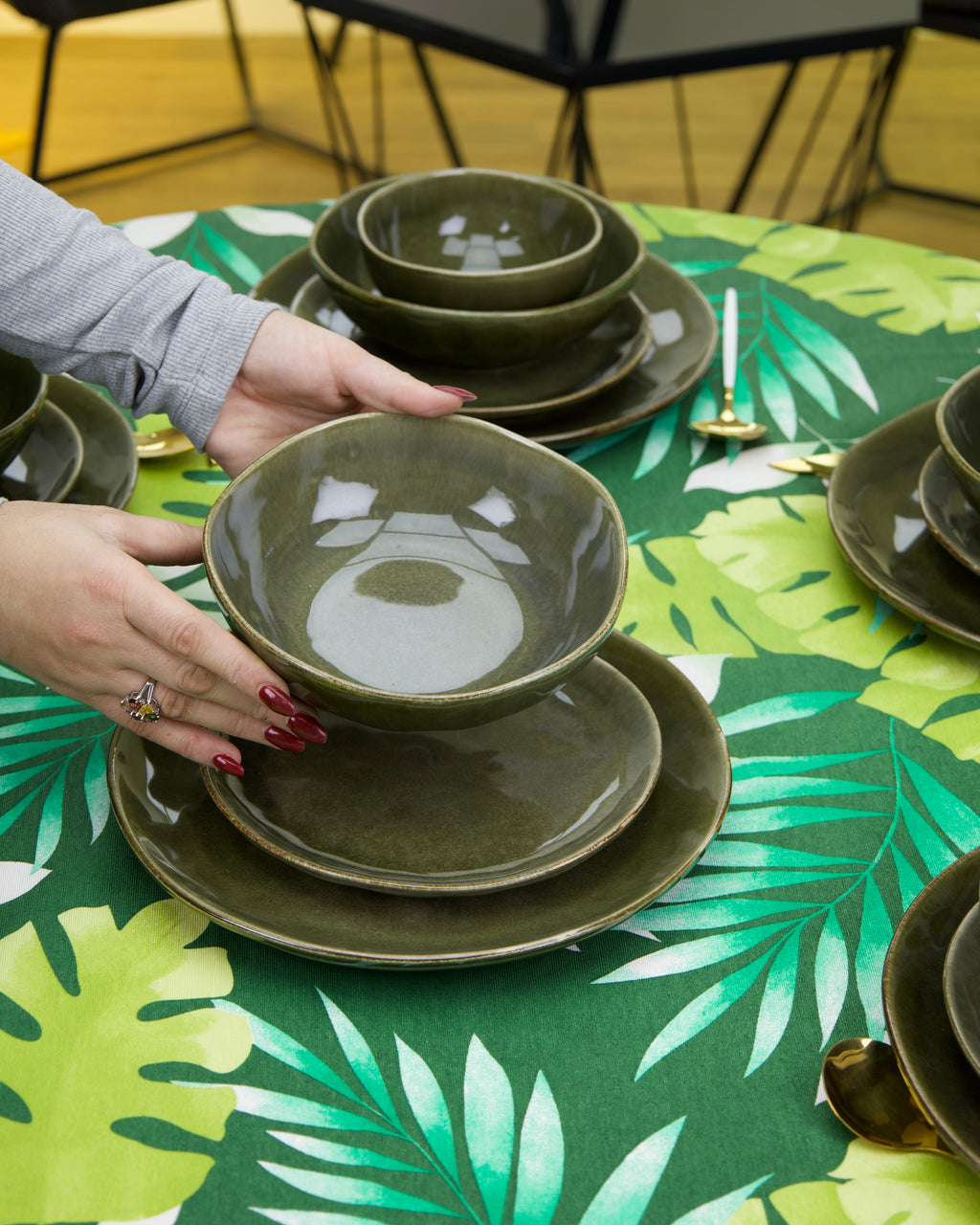Service en Céramique – 24 Pièces (Vert Olive)
