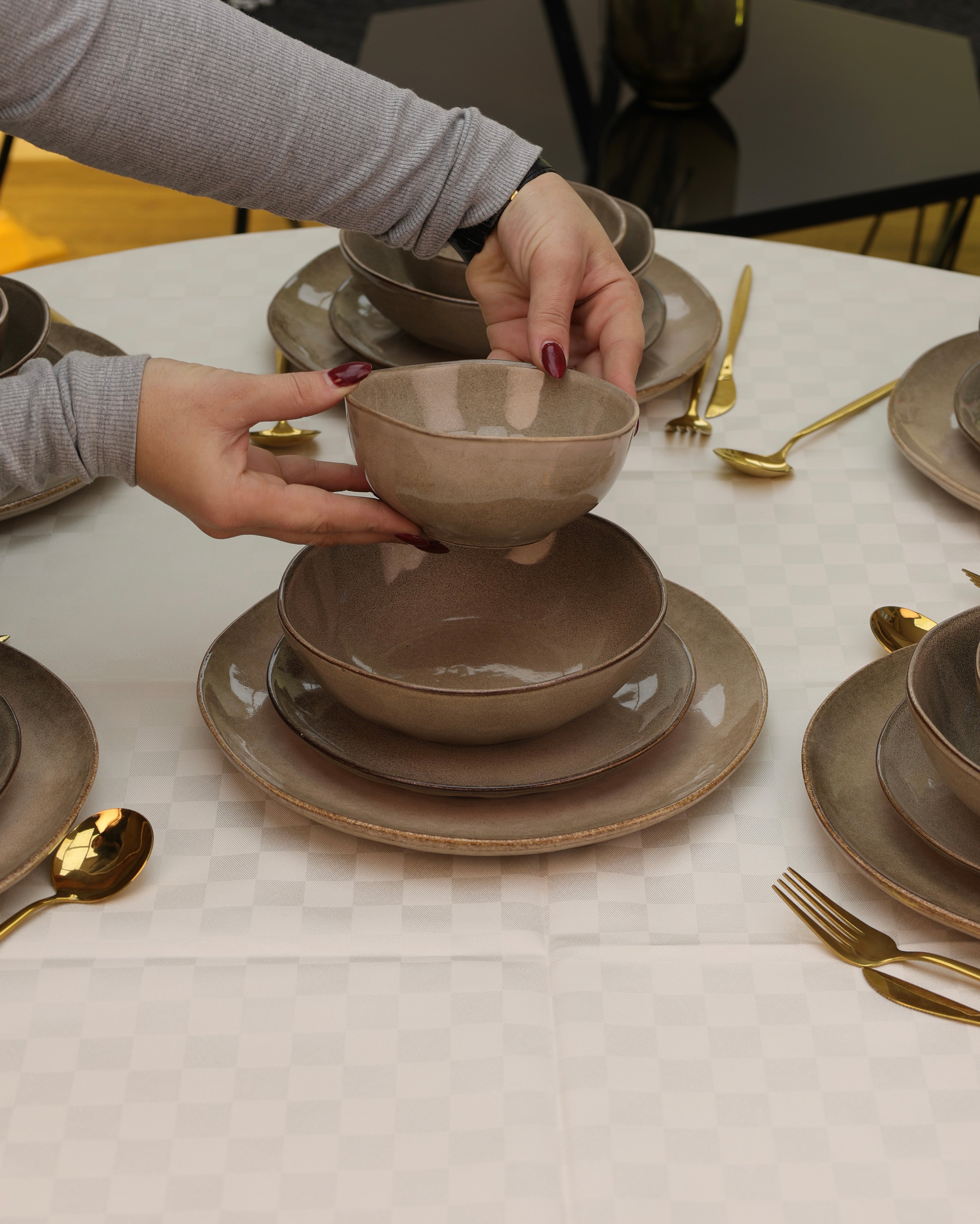 Service en Céramique – 24 Pièces / Couleur taupe glacé