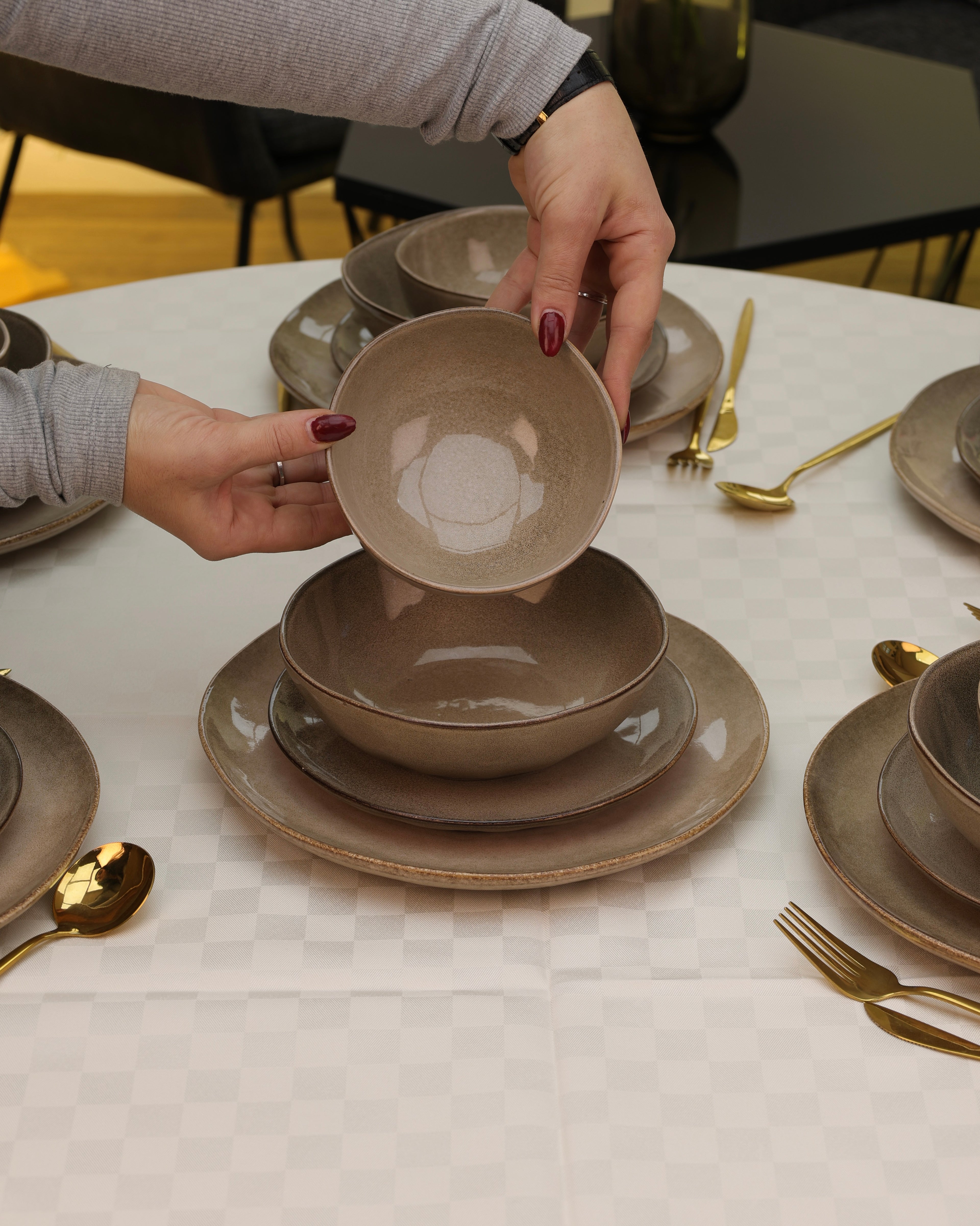 Service en Céramique – 24 Pièces / Couleur taupe glacé