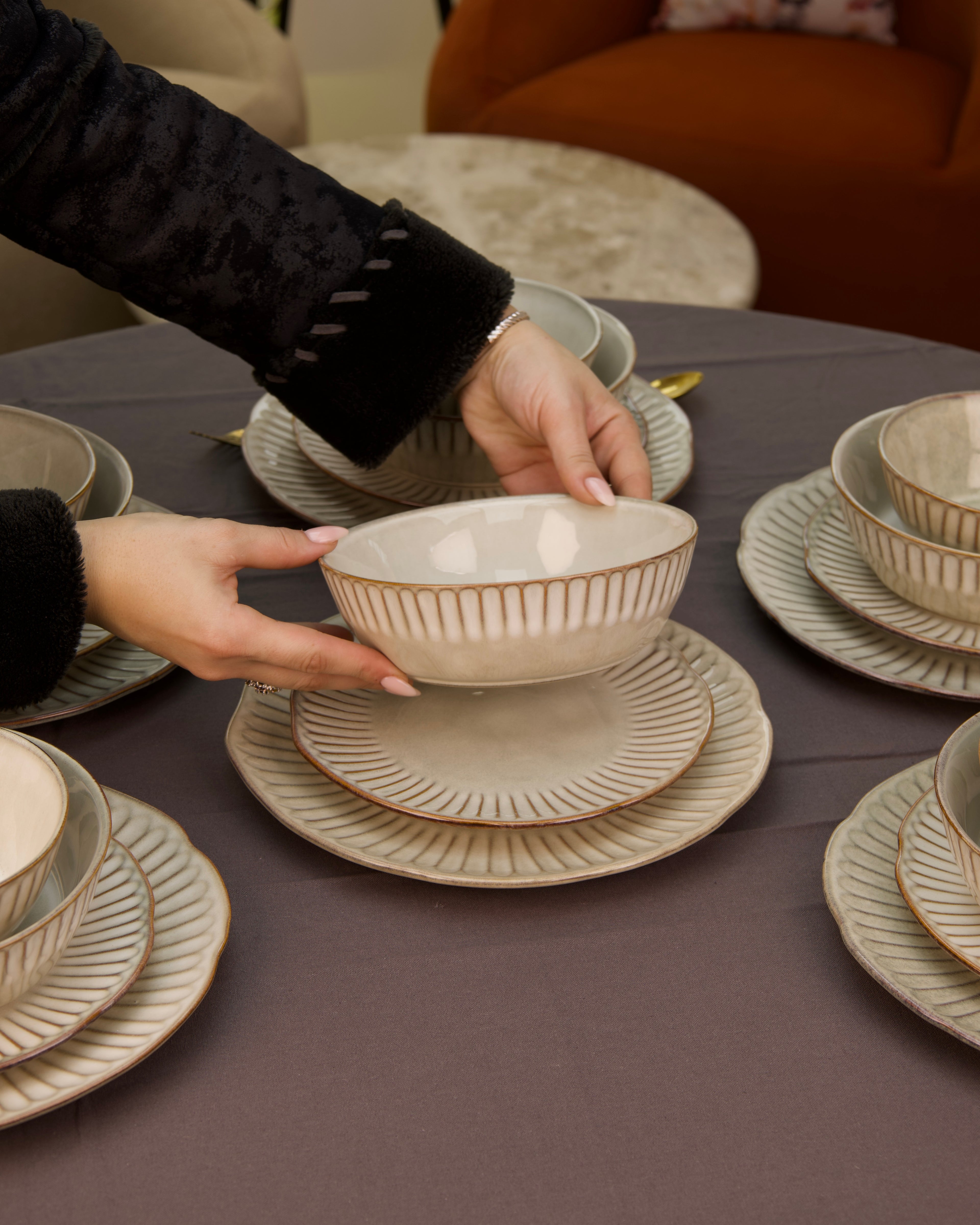 Service en céramique - 24 pièces couleur beige claire