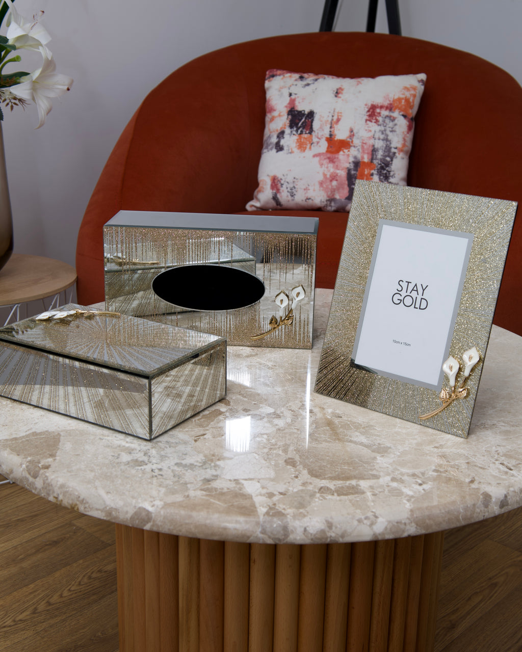 Lot de boîtes et cadre en verre miroir / Motif floral blanc et doré