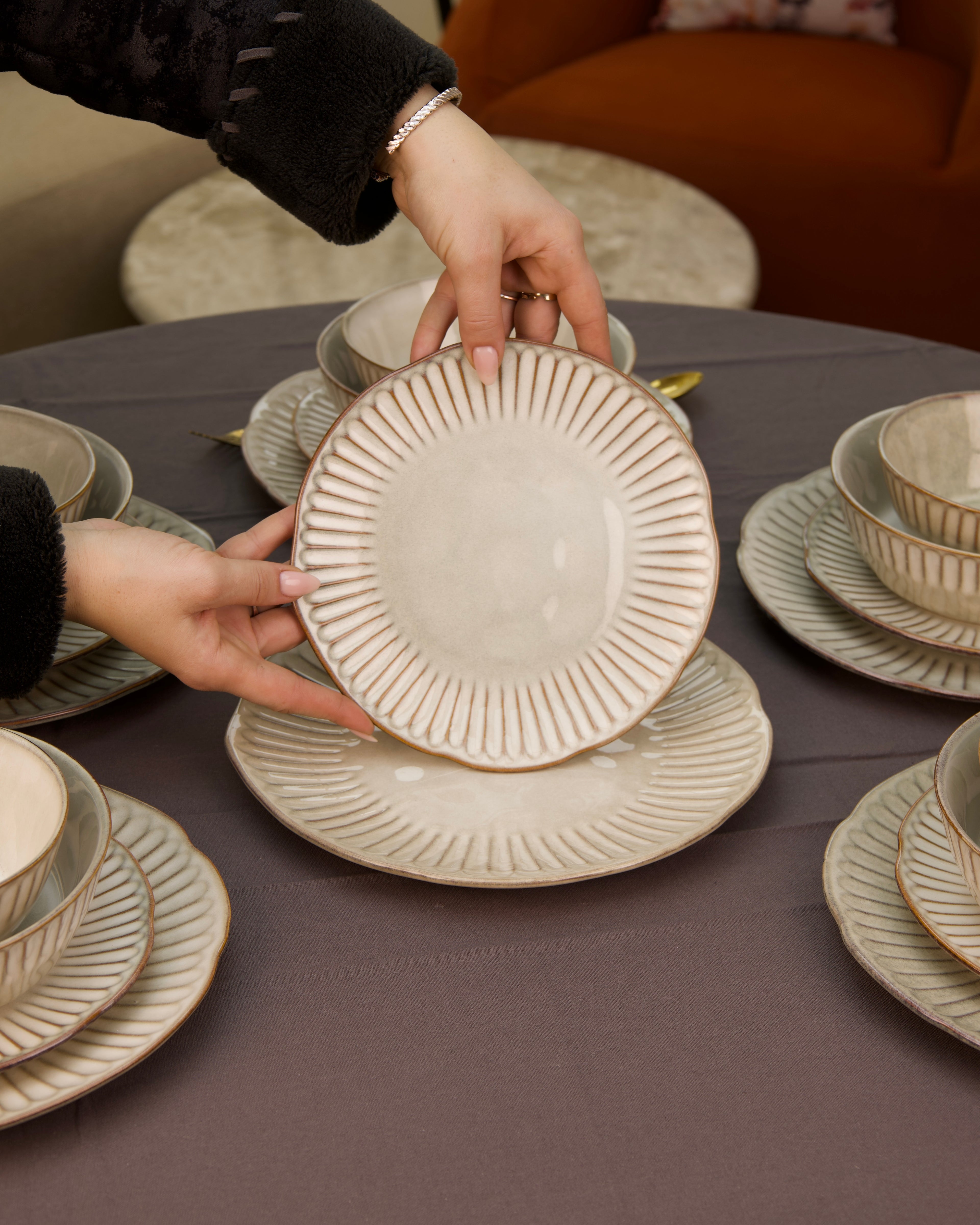 Service en céramique - 24 pièces couleur beige claire