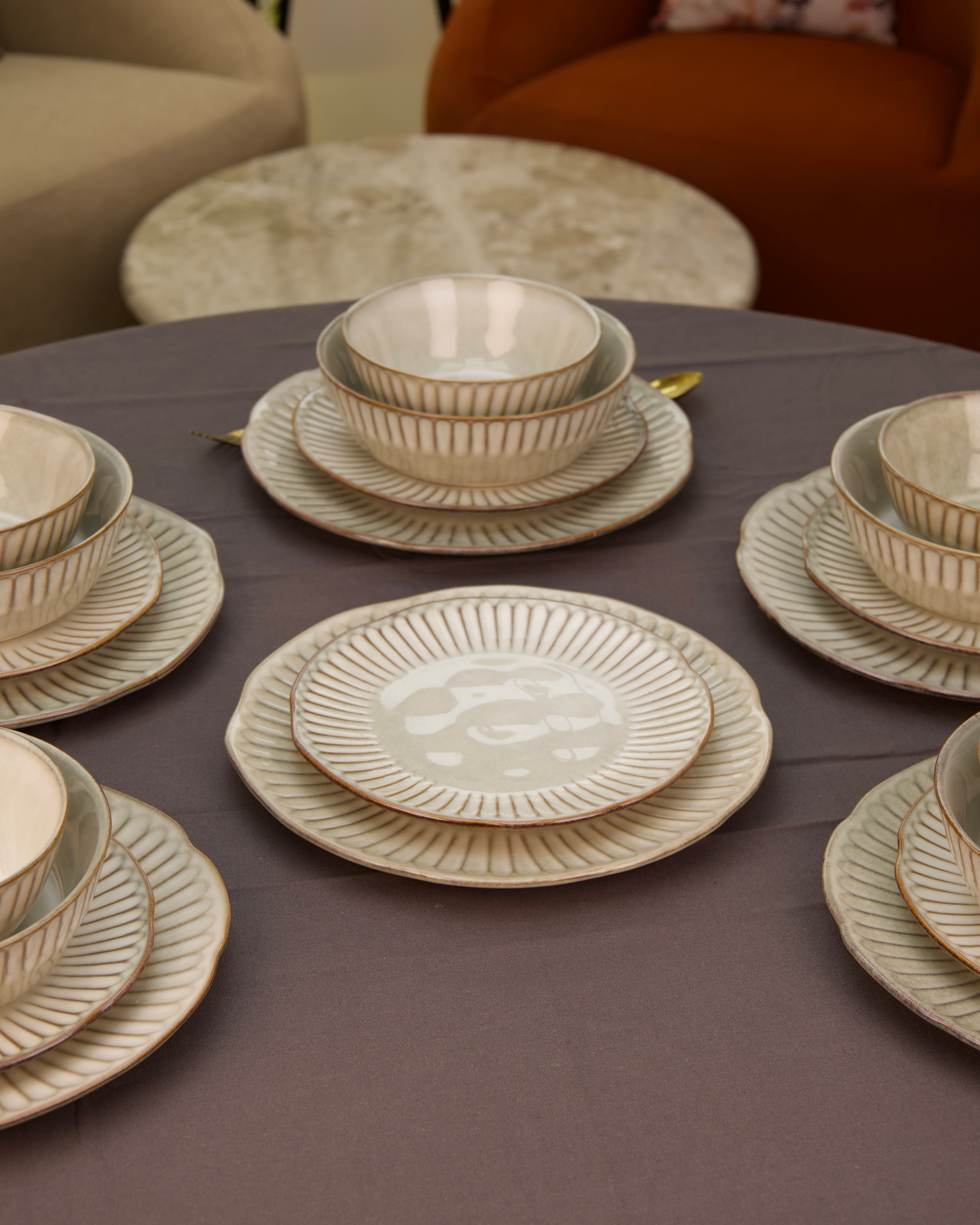 Service en céramique - 24 pièces couleur beige claire