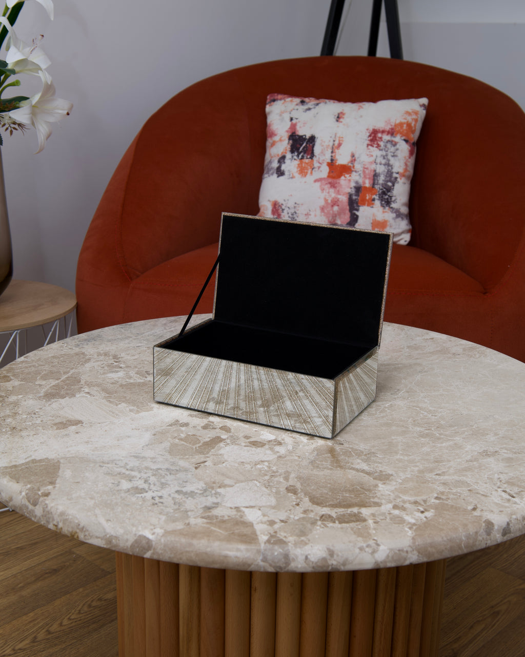 Lot de boîtes et cadre en verre miroir / Motif floral blanc et doré