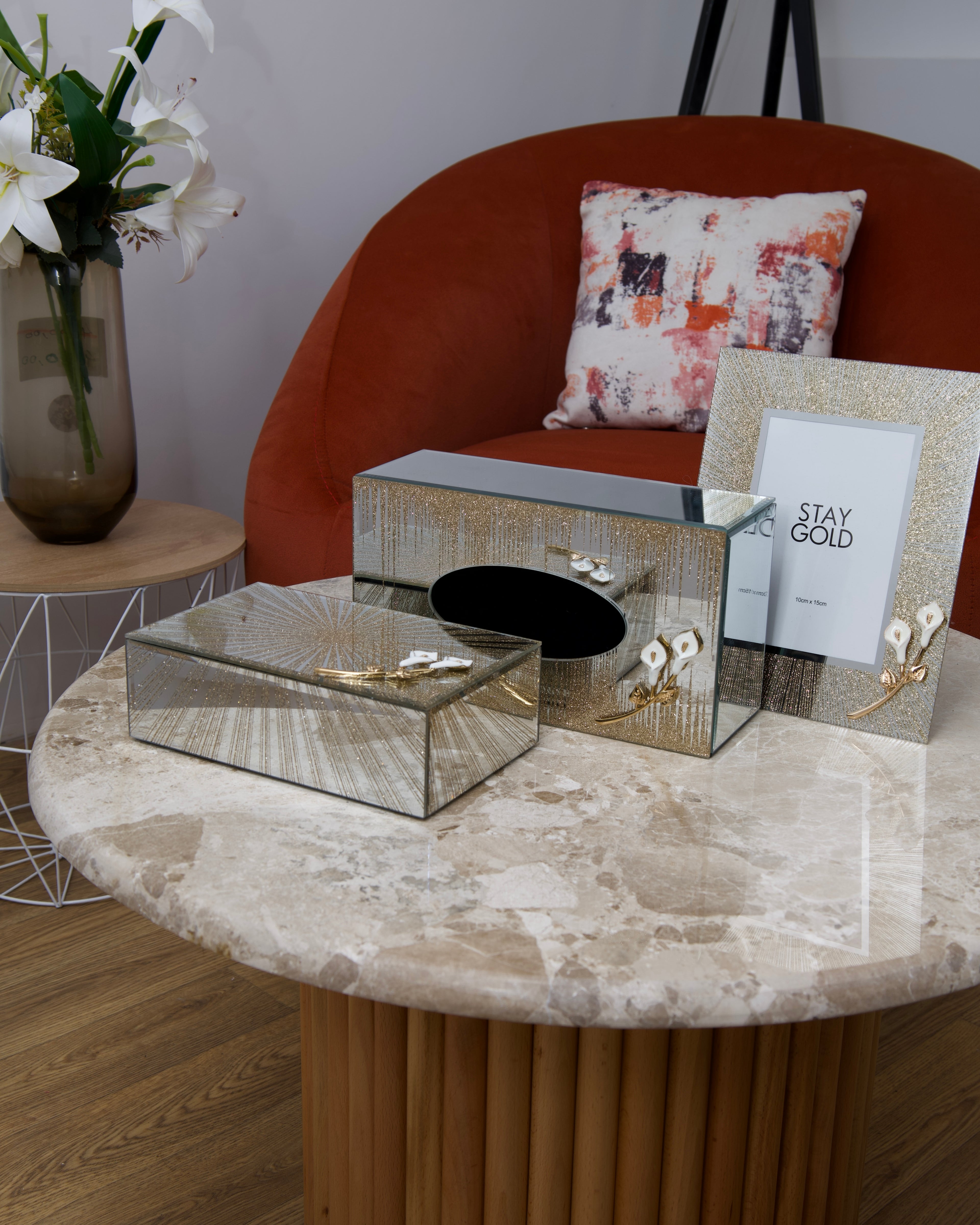 Lot de boîtes et cadre en verre miroir / Motif floral blanc et doré