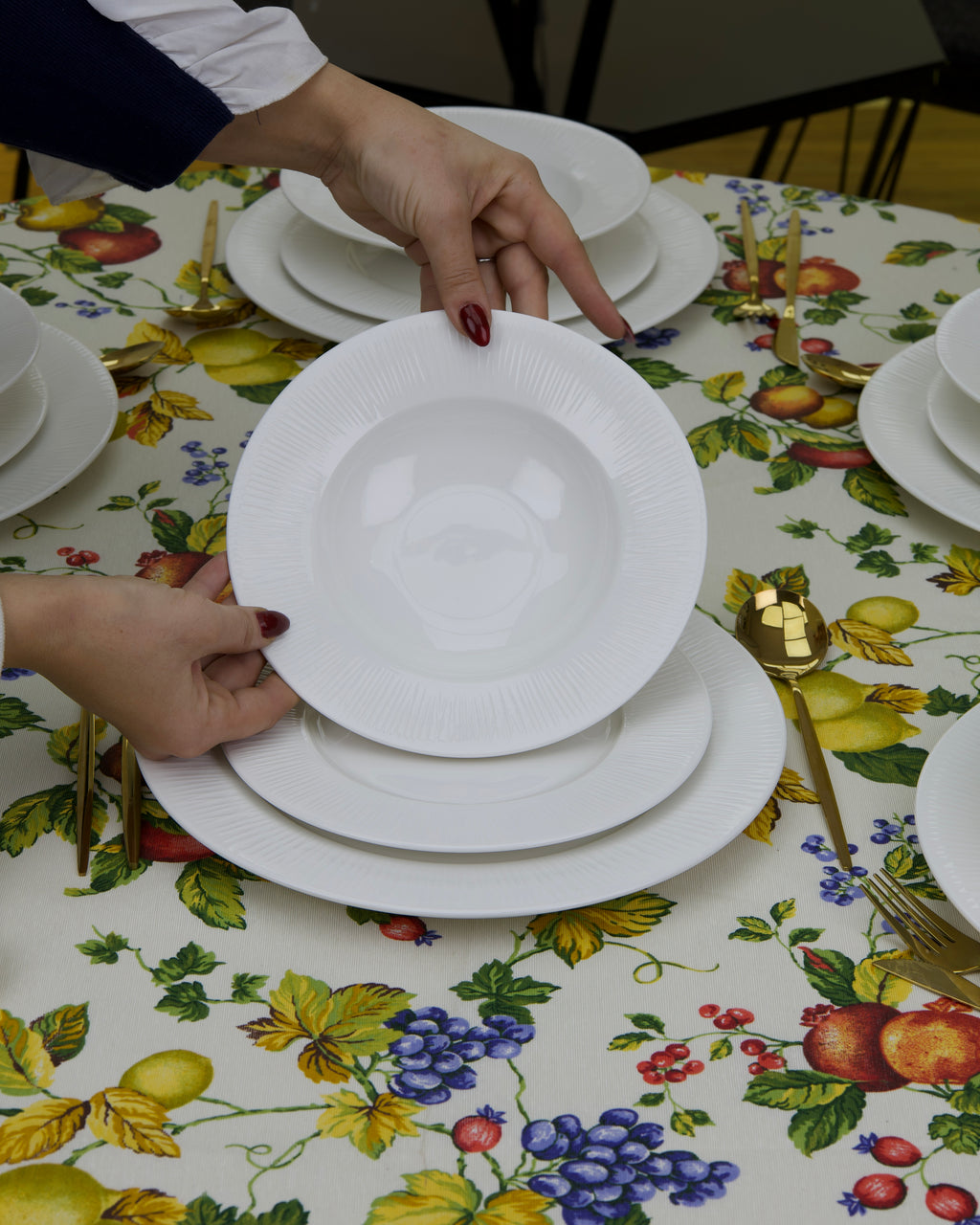 Service de Table en Porcelaine – 21 Pièces/ traits verticaux