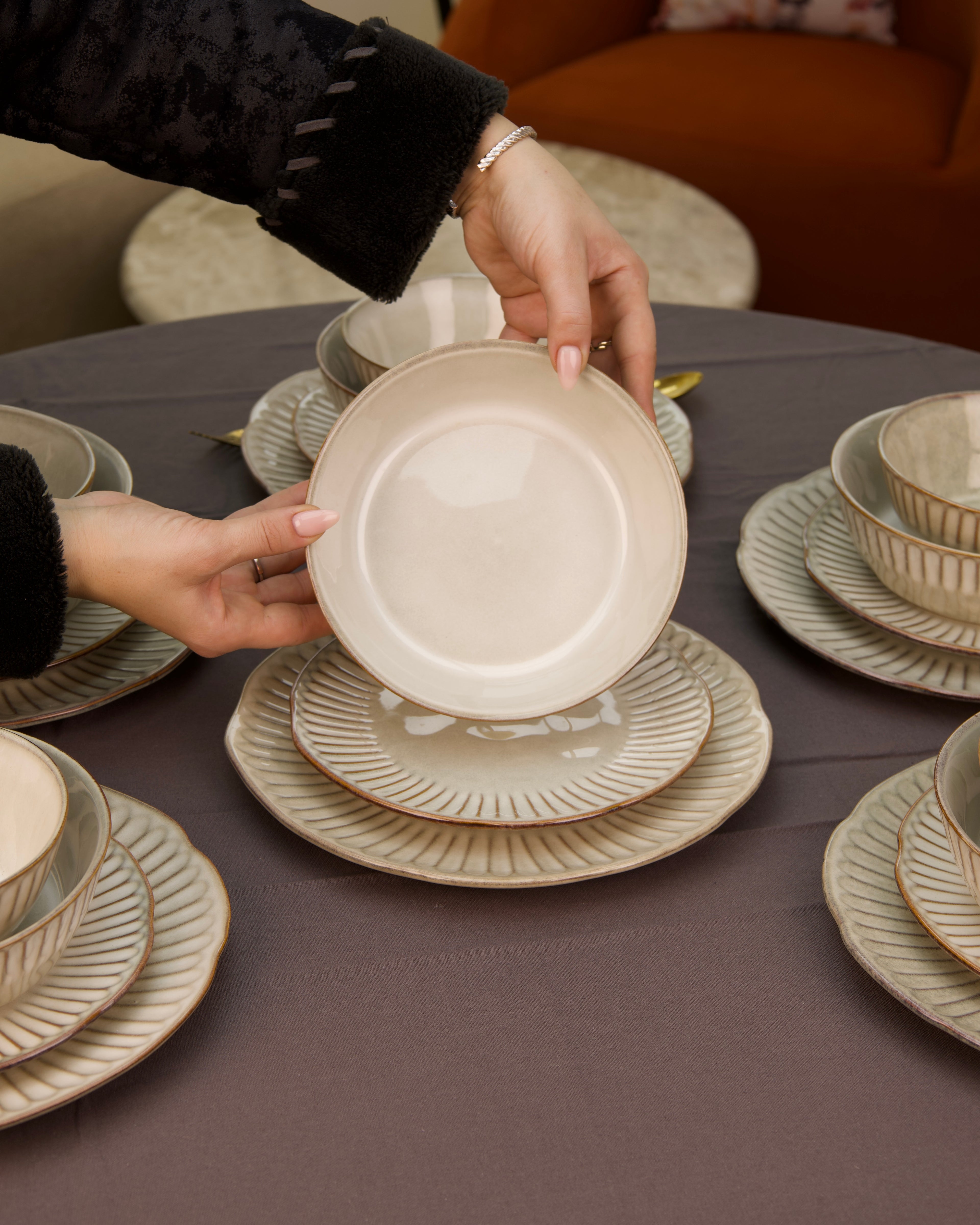 Service en céramique - 24 pièces couleur beige claire