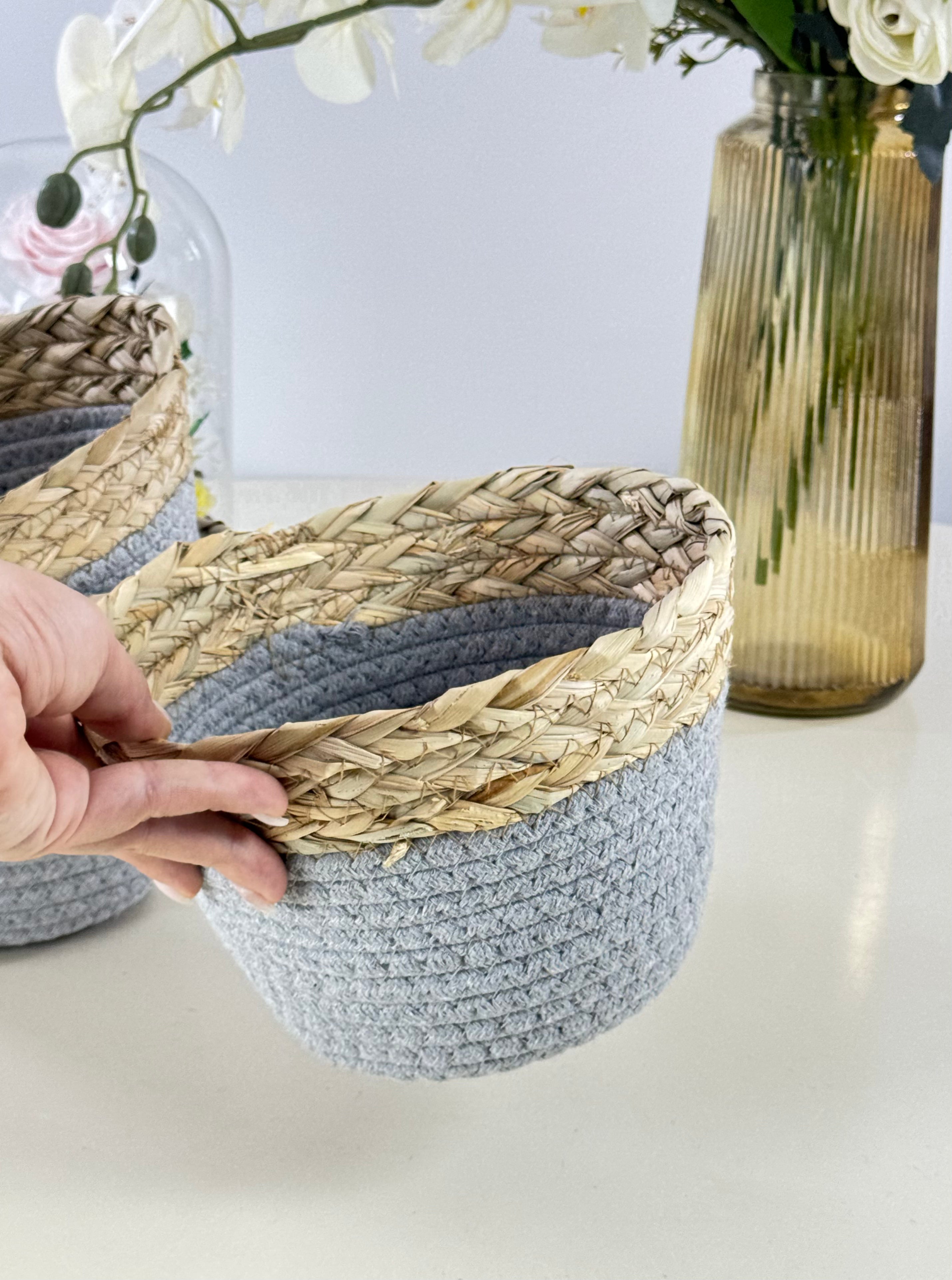 Panier tressé gris et beige Bol brillant