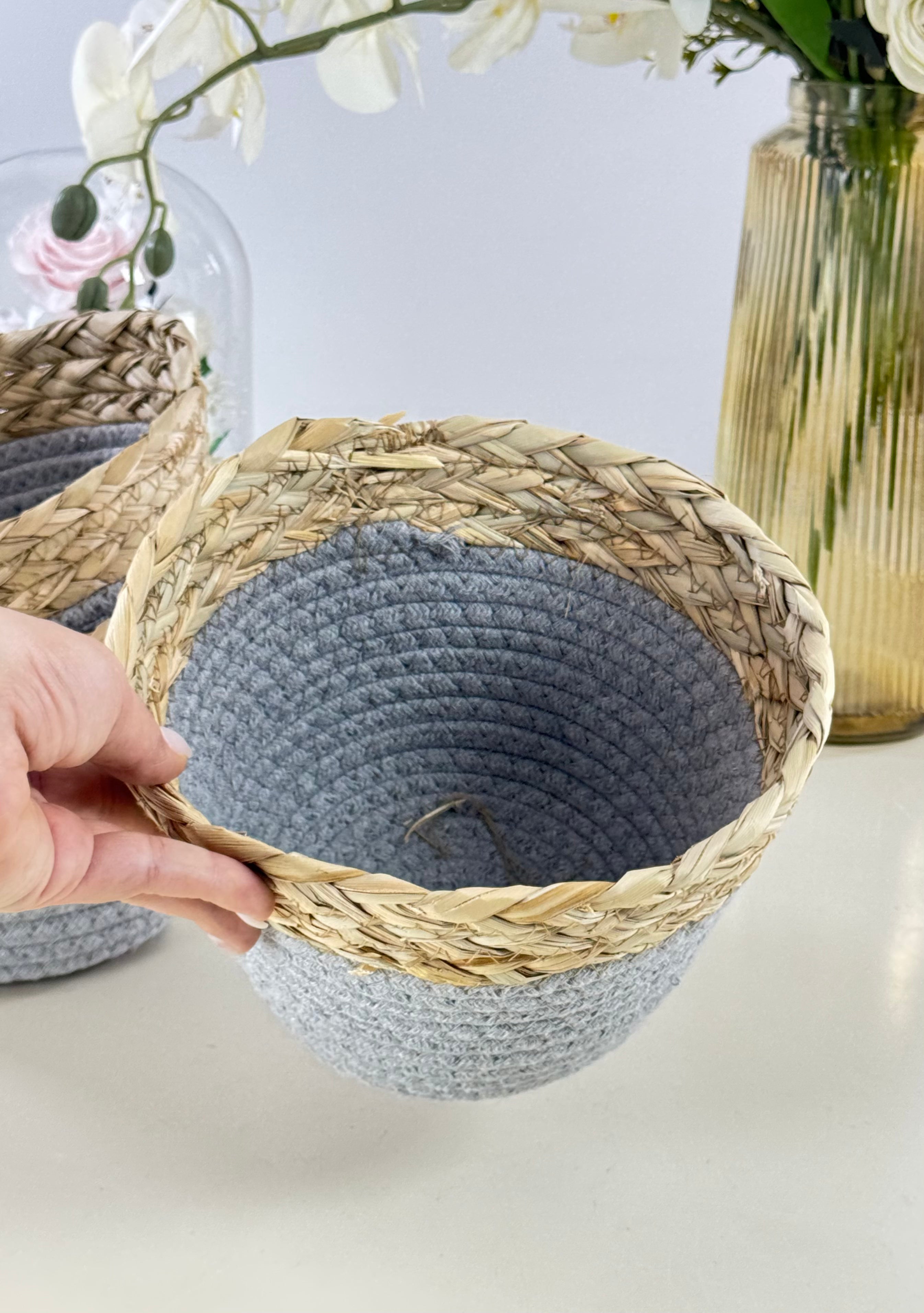 Panier tressé gris et beige Bol brillant